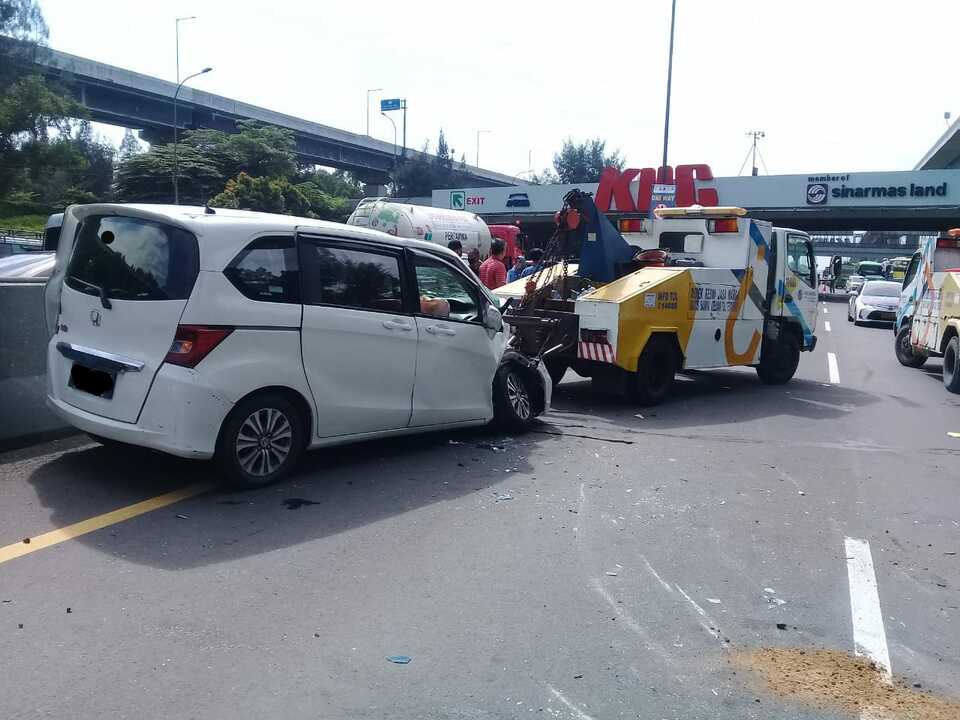 A two truck pulls a passenger car after seven cars were involved in a chain reaction collision on Jakarta-Cikampek toll road on May 3, 2022. (Beritasatu Photo)
