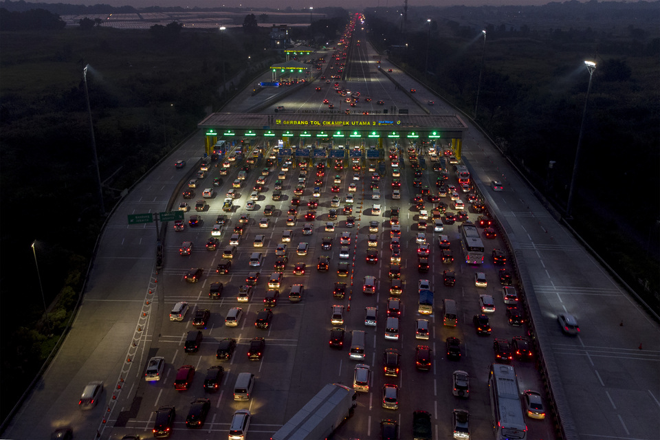 This aerial photo shows a large influx of vehicles into the Cikampek toll gate in Karawang, West Java, on May 8, 2022. (Antara Photo/M Ibnu Chazar)