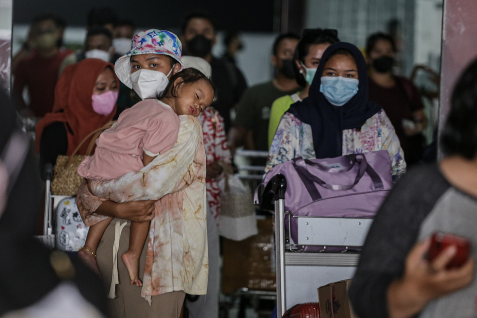 Passengers arrive at Soekarno-Hatta Airport in Tangerang in the province of Banten on May 8, 2022. (Antara Photo/Fauzan)