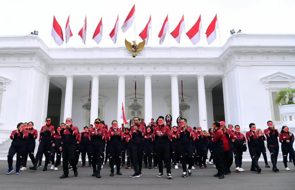 President Joko "Jokowi" Widodo and Sport Minister Zainudin Amali send off the 31st SEA Games contingent at the Merdeka Palace in Jakarta on May 9, 2022. (Presidential Press Bureau/Muchlis Jr)