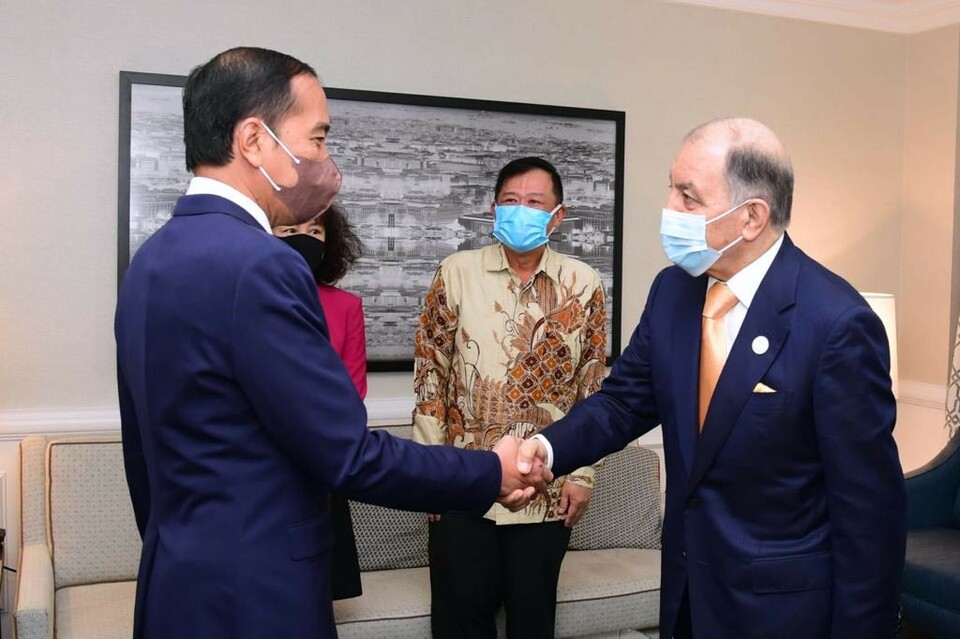 President Jokowi receives a courtesy call from Chairman and CEO of Air Products Seifi Ghasemi at the Ritz Carlton Hotel, Washington DC, Thursday (05/12). (Photo: BPMI/Muchlis Jr)