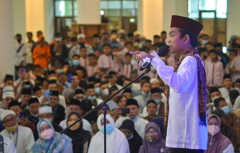 Abdul Somad delivers a sermon at Nurul Iman Great Mosque in Padang, West Sumatra, on April 0, 2022. (Antara Photo)
