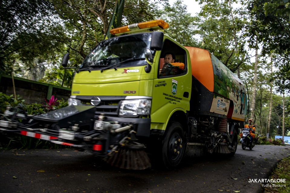 A garbage truck is seen inside Talangagung Landfill in Malang Regency City Hall, East Java on May 18, 2022. (JG Photo/Yudha Baskoro)
