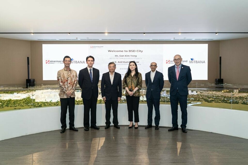 (Left to right) Takuji Konzo (Chief Representative for Mitsubishi Indonesia), Joseph Ueda (COO Mitbana), Gan Kim Yong (Singapore Trade and Industry Minister), Leah Widjaja (Vice Chairman Sinar Mas Land), Anil Kumar Nayar (Singaporean Ambassador to Indonesia) dan Pang Yee Ean (Mitbana acting chief executive officer) in a working visit to the transit-oriented project in BSD City on May 31, 2022. (Photo Courtesy of Sinar Mas Land)