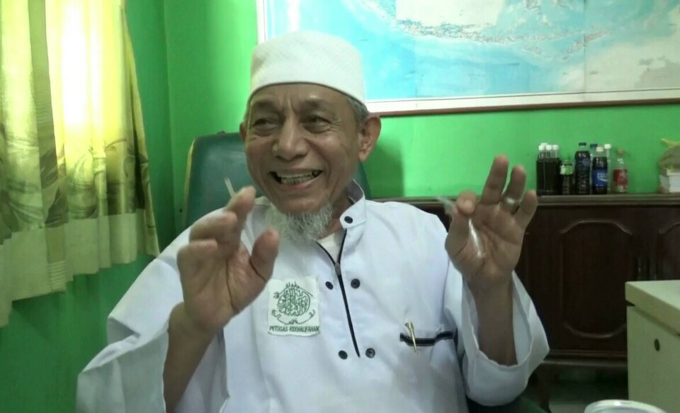 Abdul Qodir Baraja, the leader of Khilafatul Muslimin, speaks to journalists in Bandar Lampung, the capital of Lampung, on June 1, 2022. (Beritasatu Photo)