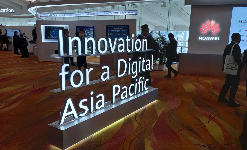 Visitors attend the Huawei digital innovation exhibition at Marina Bay Sands, Singapore, on May 19, 2022. (JG Photo/Heru Andriyanto)
