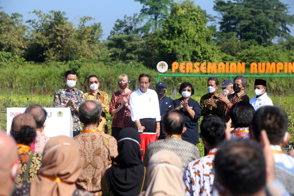 President Joko "Jokowi" Widodo inaugurates Rumpin Modern Nursery, West Java on June 10, 2022. Also attending the ceremony were Environment and Forestry Minister Siti Nurbaya, Royal Golden Eagle (RGE) Group Managing Director Anderson Tanoto, representatives from the World Bank, and ambassadors of friendly countries.