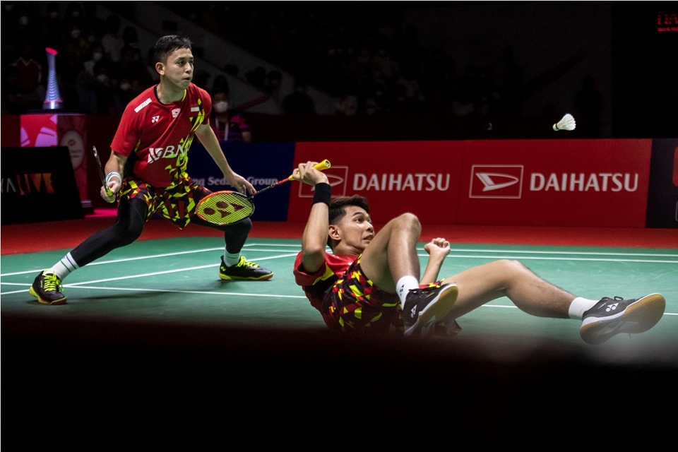 Indonesian pair Muhammad Rian Ardianto, left, and Fajar Alfian play in Daihatsu Indonesia Masters final at the Senayan Indoor Stadium in Jakarta on June 12, 2022. (Antara Photo/Muhammad Adimaja)