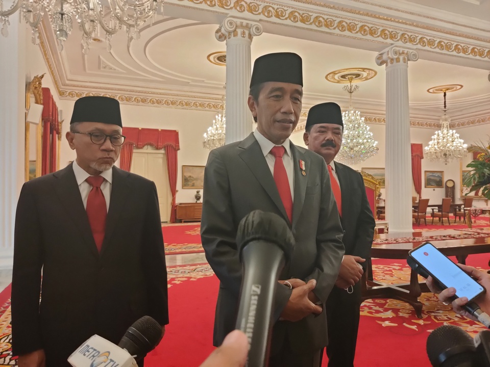President Joko Widodo speaks to journalists accompanied by Trade Minister Zulkifli Hasan, left, and Agrarian and Spatial Planning Minister Hadi Tjahjanto at the State Palace in Jakarta on June 15, 2022. (Lenny Tristia Tambun)