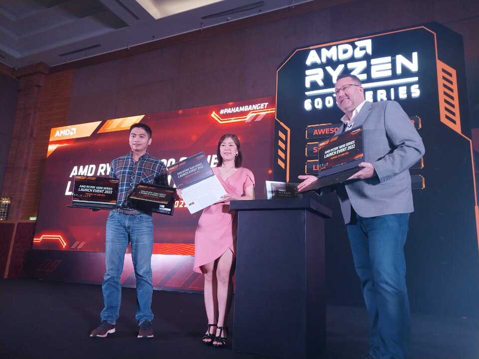 (From left to right:  Charlie Saputra, Consumer Business Development Manager, AMD Indonesia; Armawati Cen, Representative Head of AMD Indonesia; Peter Chambers, Managing Director, Sales, AMD APJ, at AMD Ryzen 6000 series launch in Jakarta on June 14, 2022. (JG Photo/Jayanty Nada Shofa)