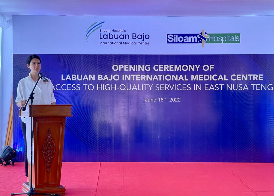 Siloam International Hospitals deputy president director gives her speech at the Labuan Bajo International Medical Centre (LBIMC) inauguration ceremony in Labuan Bajo, West Manggarai on June 16, 2022. (BeritaSatu Photo/Aditya L Djono)