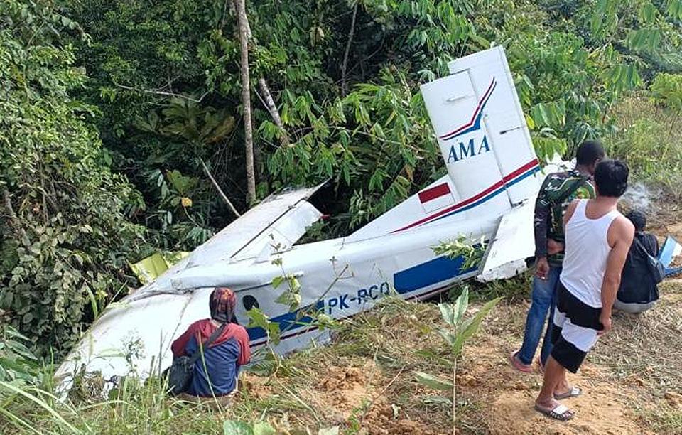 A Pilatus Porter PC-6 plane belonging to Associated Mission Aviation (AMA) crashlands in Keerom, Papua, on June 29, 2022. (Twitter)