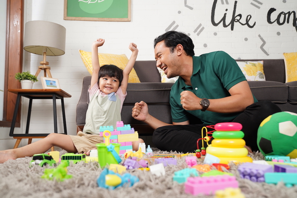 A photo illustration of a parent playing with his child at home. (Photo Courtesy of Tokopedia)