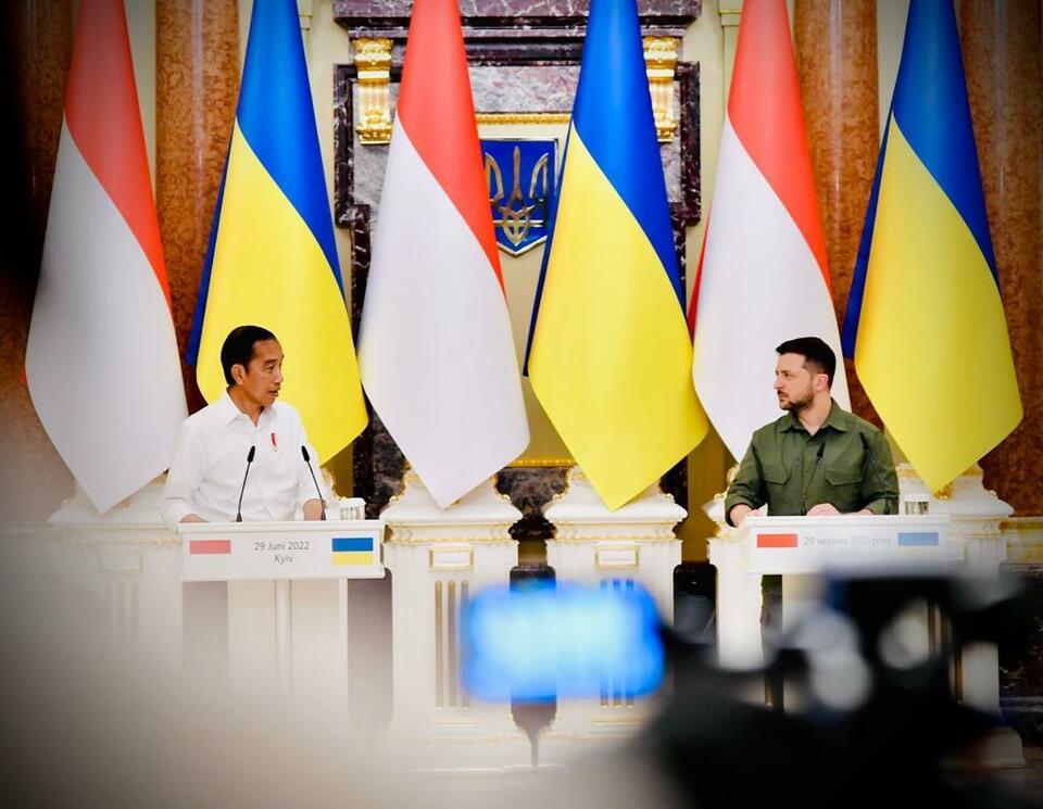 President Joko "Jokowi" Widodo meets with Ukrainian President Volodymyr Zelenskyy at the Mariinsky Palace in Kyiv on June 29, 2022. (Photo Courtesy of the Presidential Press Bureau)	