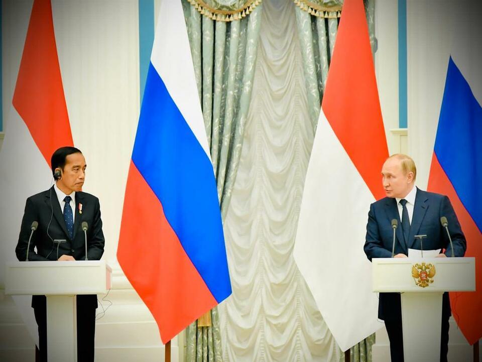 President Joko "Jokowi" Widodo and Russian President Vladimir Putin hold a joint press conference at the Kremlin Palace in Moscow on June 30, 2022. (Photo Courtesy of the Presidential Press Bureau)