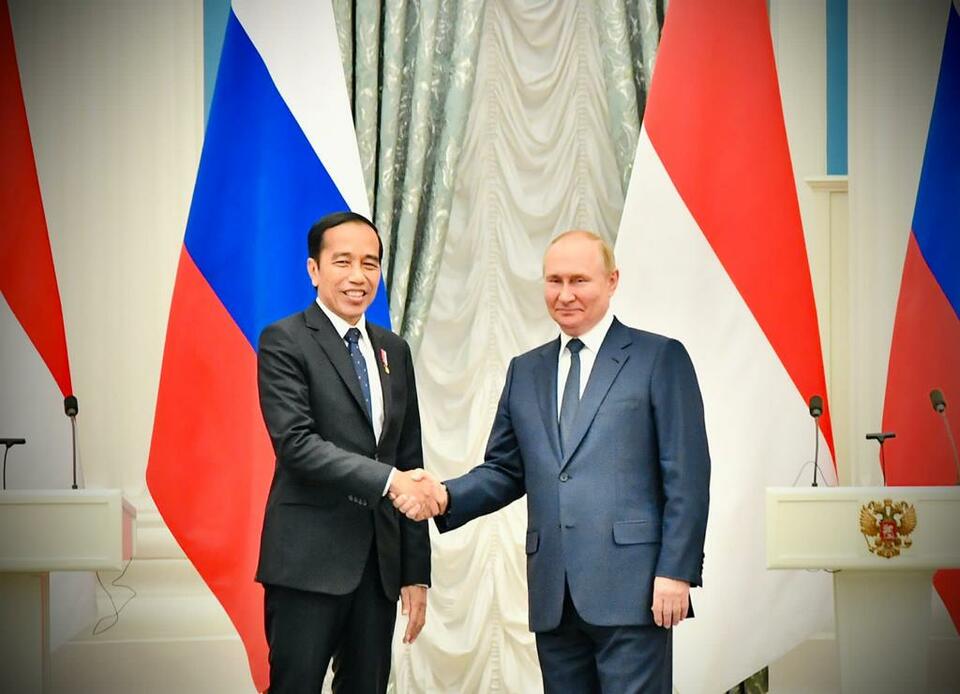 President Joko "Jokowi" Widodo and Russian President Vladimir Putin shake hands after holding a joint press conference at the Kremlin Palace in Moscow on June 30, 2022. (Photo Courtesy of the Presidential Press Bureau)