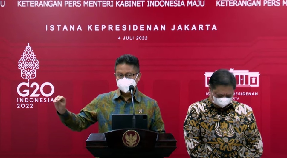 Minister of Health Budi Gunadi Sadikin, right, gives a press conference at State Palace in Jakarta on Monday, July 4, 2022. (JG Screencap)