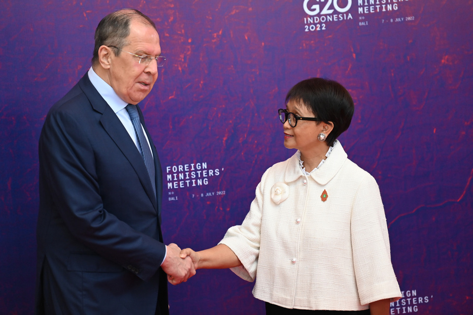 Russian Foreign Minister Sergei Lavrov is greeted by his Indonesian counterpart Retno Marsudi in Nusa Dua, Bali, on July 8, 2022. (Antara Photo/Nyoman Budhiana)