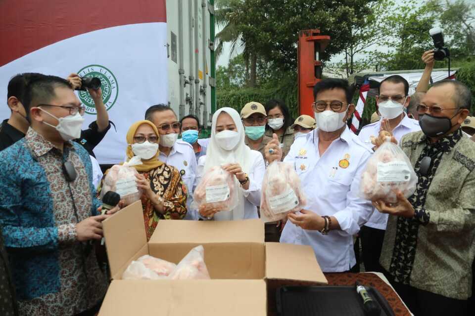 Agriculture Minister Syahrul Yasin Limpo, third from right, shows a package of chicken carcasses to be shipped to Singapore in Jakarta on July 13, 2022.