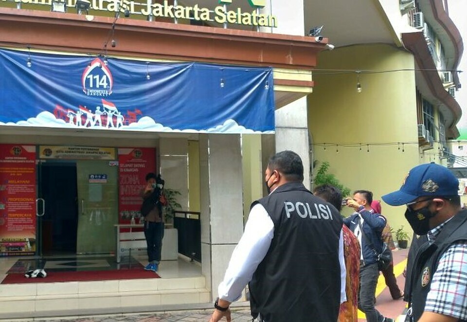 Jakarta Police investigators arrive at National Land Agency (BPN) office in South Jakarta on July 14, 2022. (Antara Photo)
