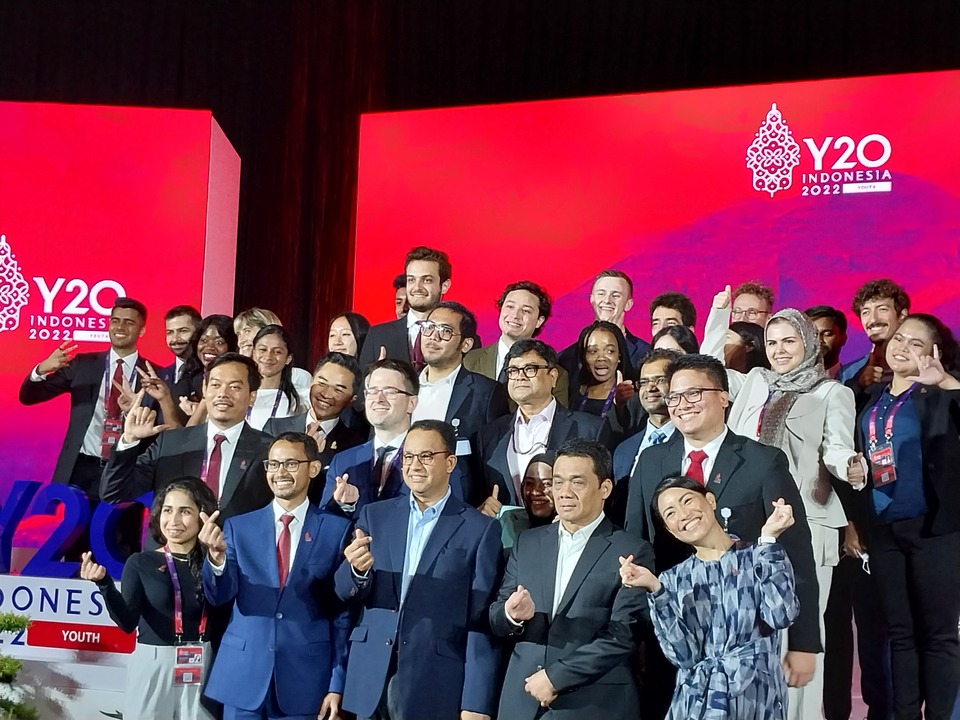 Jakarta Governor Anies Baswedan poses with the Y20 youth delegates during the Y20 Summit welcoming dinner at Kempinski Hotel in Jakarta on July 18, 2022. (JG Photo/Jayanty Nada Shofa)