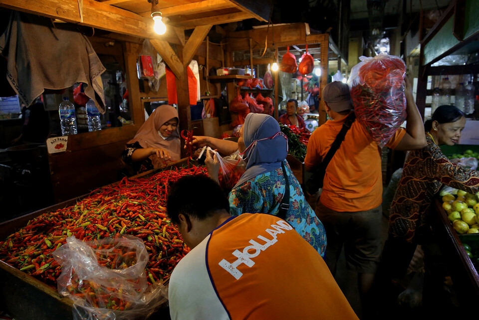 People trade chili at Senen Market, Central Jakarta, on June 2, 2022.
(B1 Photo/Joanito De Saojoao)