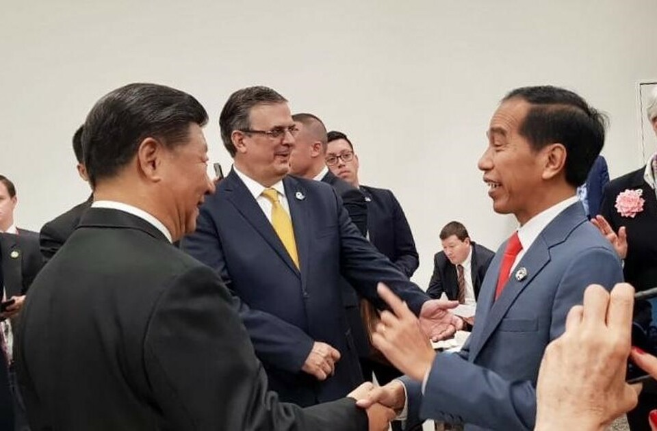 In this photo taken on June 28, 2019, Indonesian President Joko Widodo, right, shakes hands with his Chinese counterpart Xi Jinping during the G20 Summit in Osaka, Japan. (Photo courtesy of the Presidential Press Bureau)