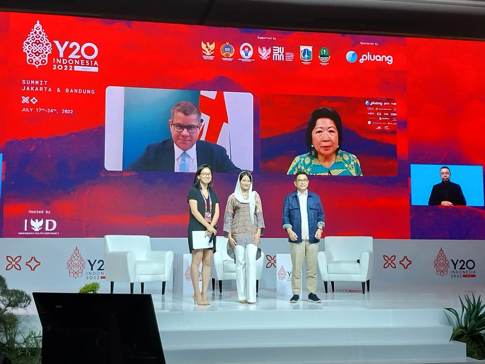 COP-26 President Alok Sharma (left on screen) take a picture with the other speakers of the Y20 talkshow on sustainable and livable planet at Shangri-La Hotel in Jakarta on July 19, 2022. (JG Photo/Jayanty Nada Shofa)