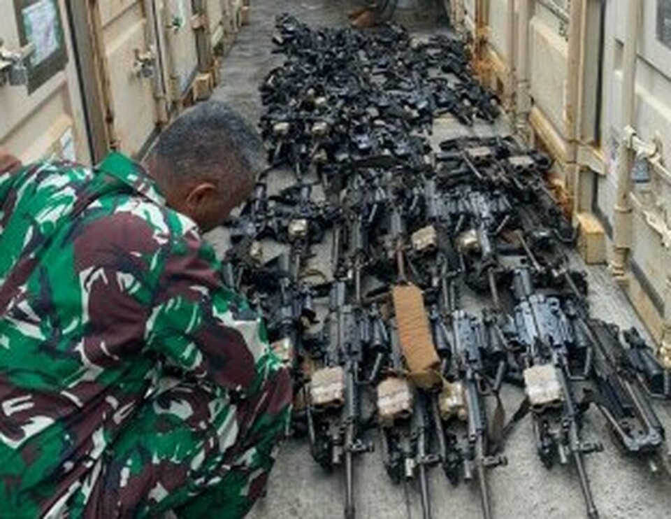 An Indonesian Army officer inspects stashes of weapons belonging to the US Army at Panjang Port in the Lampung capital of Bandar Lampung on July 22, 2022. (Beritasatu Photo/Roy Triono)