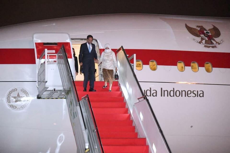 President Joko "Jokowi" Widodo and First Lady Iriana Joko Widodo arrive at Soekarno Hatta International Airport in Banten on Friday, 29 July, 2022. (Photo courtesy of Presidential Press Bureau)