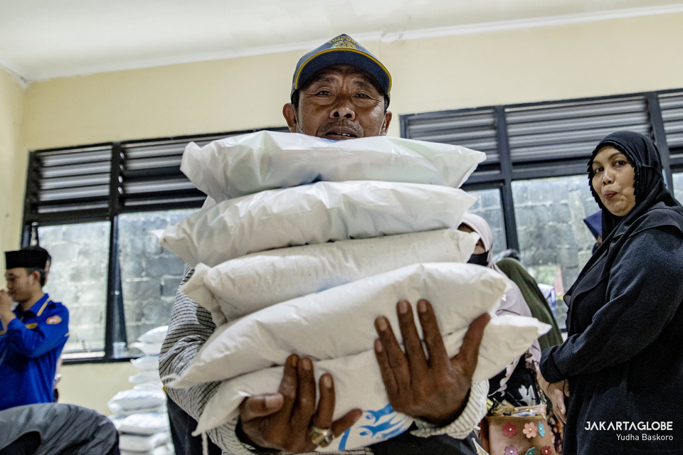 FILE - A man receives sacks of rice in government aid in Jagakarsa, South Jakarta on June 30, 2022. (JG Photo)