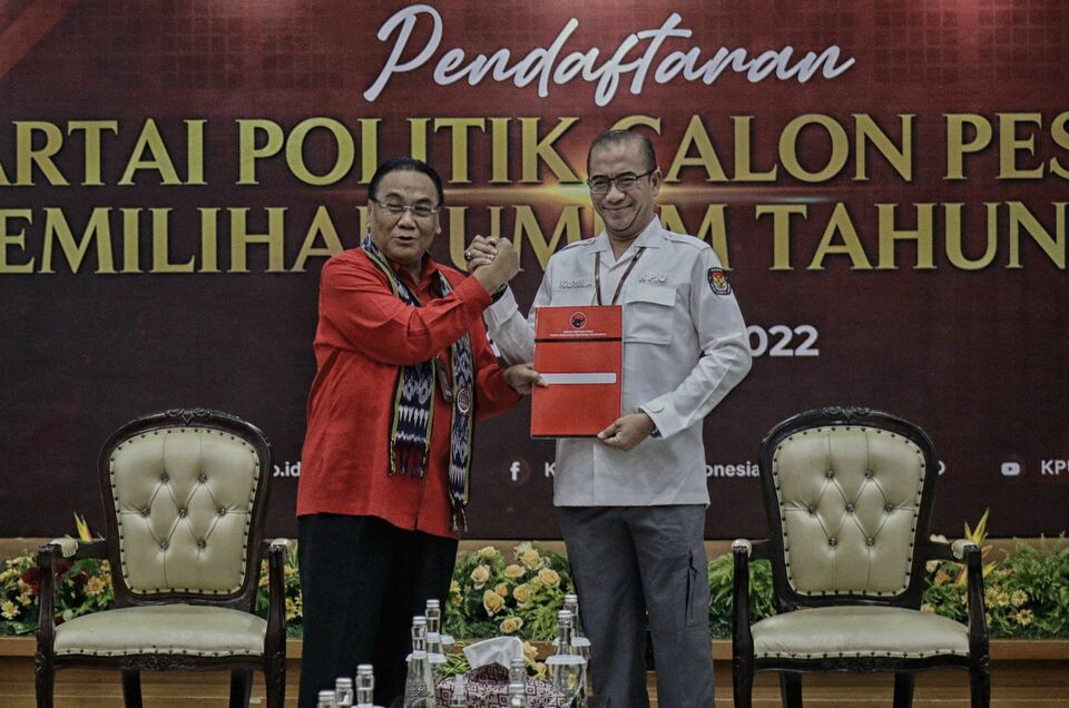 KPU head Hasyim Asy'ari (right) receives the registration document from Bambang Wuryanto, the elections head at the PDI-P central executive board, at KPU headquarters in Jakarta on Aug. 1, 2022. (B1 Photo/Joanito De Saojoao)