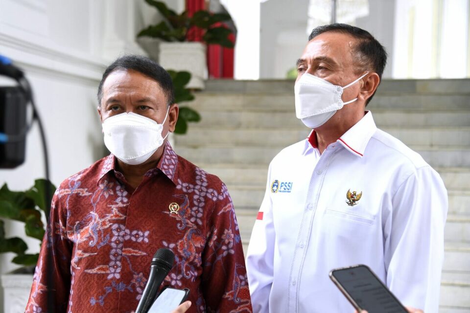 Youth Affairs and Sports Minister Zainudin Amali and Indonesian Football Association (PSSI) chairman Mochamad Iriawan give a press statement after meeting with President Joko "Jokowi" Widodo at the Merdeka Palace in Jakarta on Aug. 3, 2022. (Photo Courtesy of the Presidential Press Bureau)