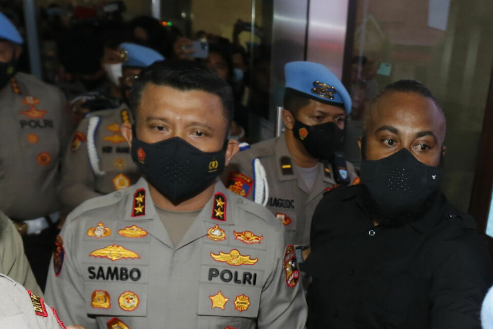 Insp. Gen. Ferdy Sambo, left, arrives at the National Police headquarters in Jakarta on August 4, 2022, to attend an interrogation concerning the death of his former assistant Brigadier Nopryansyah Yosua Hutabarat. (Ruht Semiono)
