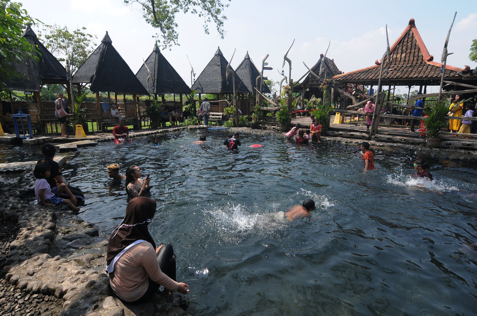 A number of visitors swim in Umbul Manten, a pool managed by village-owned enterprises in Klaten, Central Java on Jan 31, 2022. (Antara Photo/Aloysius Jarot Nugroho)