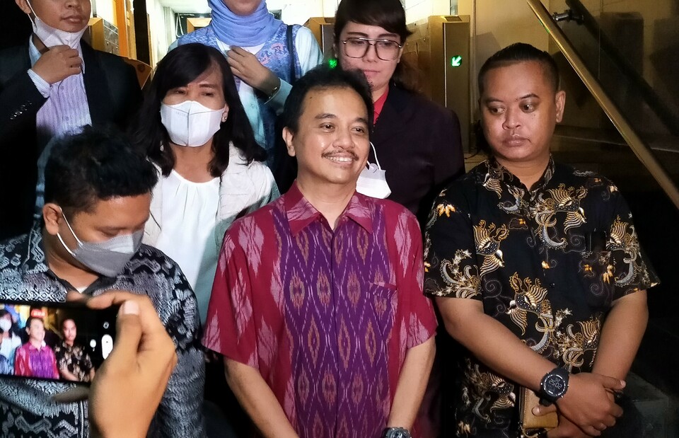 Former sports minister Roy Suryo, center, arrives at the Jakarta Police headquarters for interrogation on July 14, 2022. (Beritasatu Photo/Prasetyo Nugroho)