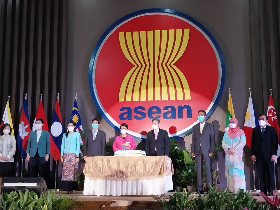 Foreign Affairs Minister Retno Marsudi (center, in pink) attends the 55th Asean Day event at the bloc's secretariat in Jakarta on Aug. 8, 2022. (JG Photo/Jayanty Nada Shofa)