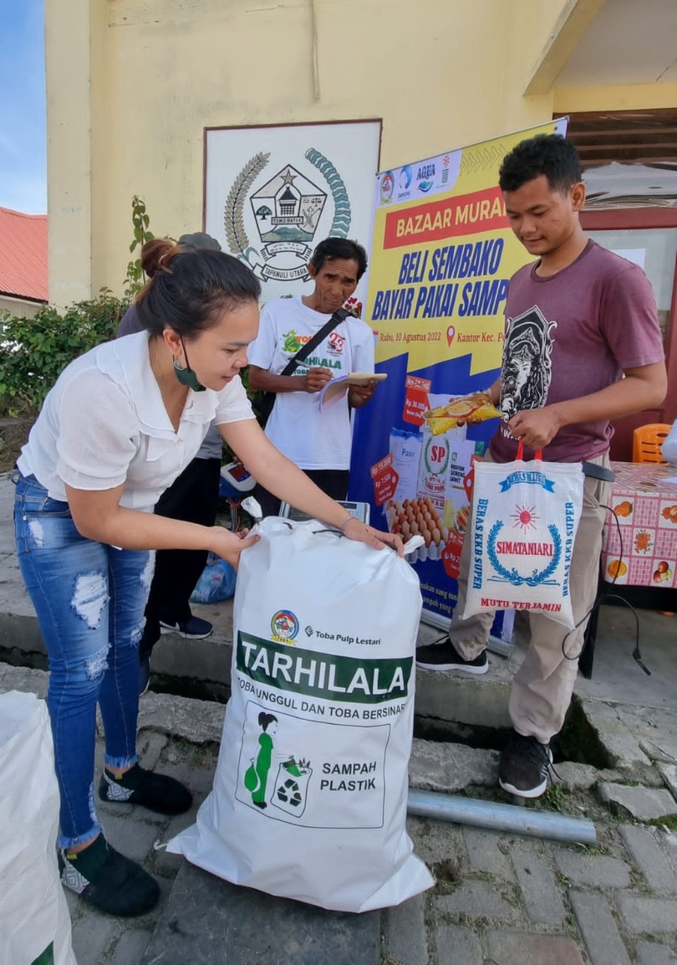 Waste-for-groceries bazaar at the Porsea subdistrict chief office in Porsea, Toba, North Sumatra on Aug. 10, 2022. (Photo Courtesy of Danone-AQUA)