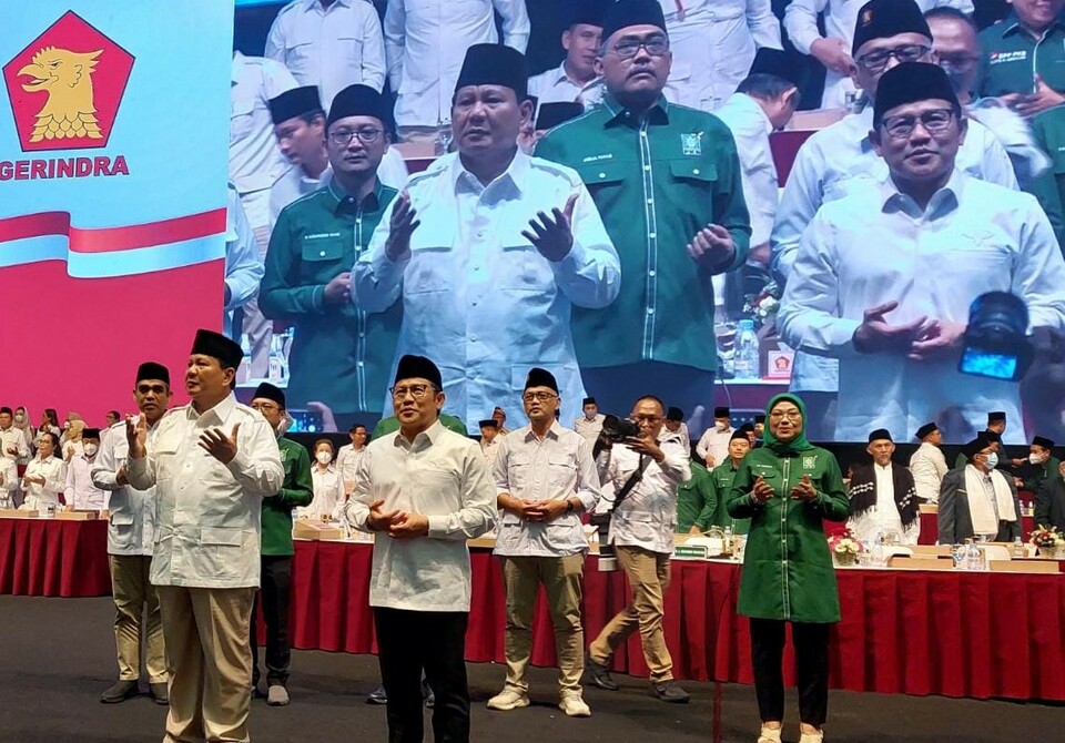 Great Indonesia Movement (Gerndra) Party Chairman Prabowo, second left, and National Awakening Party (PKB) Chairman Muhaimin Iskandar declare the coalition of both parties for the 2024 election in the Jakarta suburb of Sentul, Bogor, on August 13, 2022. (Beritasatu Photo/Emral Firdiansyah)