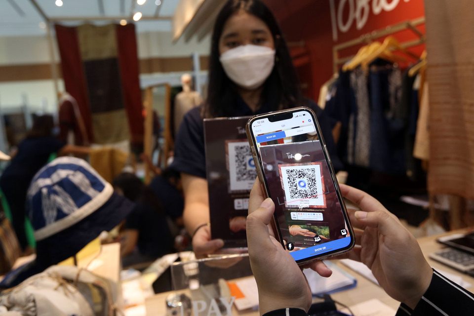 A customer pays for their purchase using Quick Response Code Indonesian Standard (QRIS) at one of the merchants in Jakarta in May 2022. (B1 Photo/Mohammad Defrizal)
