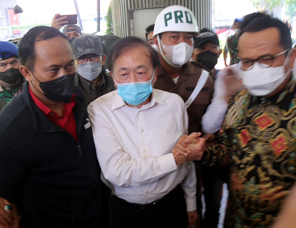 Duta Palma Group owner Surya Darmadi, center, arrives at the Attorney General's Office in South Jakarta on August 15, 2022, to undergo interrogation for a major graft scandal that according to prosecutors has caused a loss of Rp 78 trillion to the state. (Joanito De Saojoao)