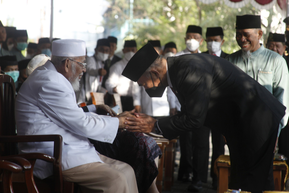 Controversial Muslim cleric Abu Bakar Baasyir, left, shakes hands with Coordinating Minister for Human Development and Culture Muhadjir Effendy at Al-Mukmin Islamic  Boarding School in the Central Java district of Sukoharjo on August 17, 2022. (Antara Phot/Maulana Surya)
