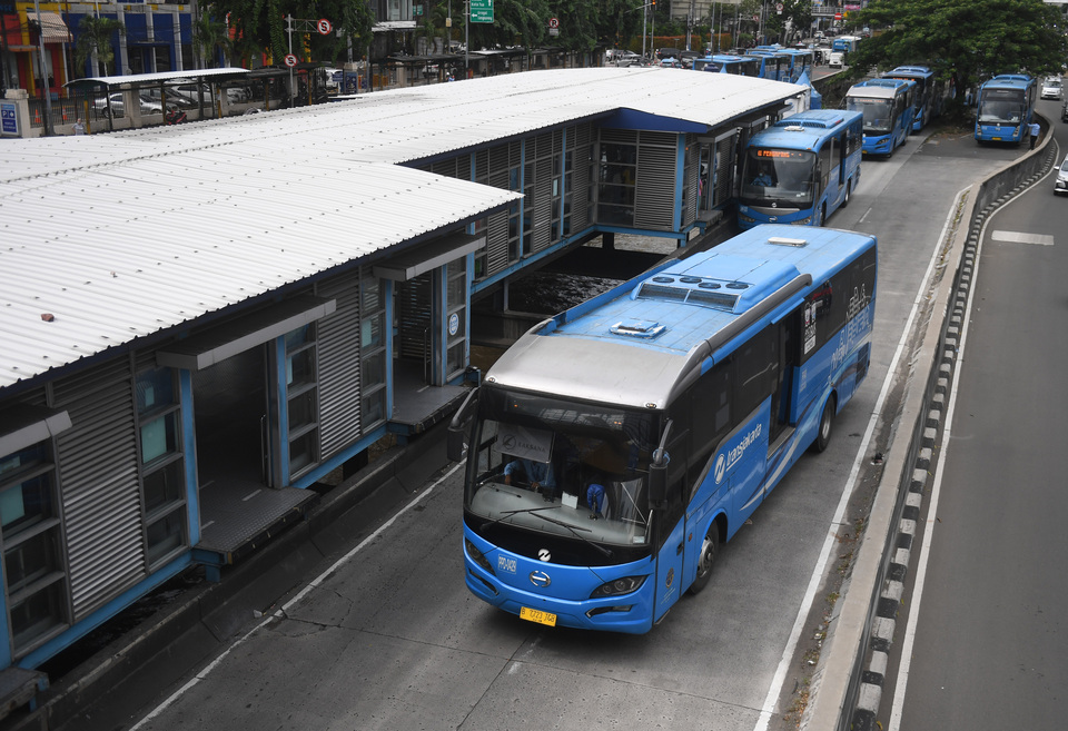 Transjakarta buses pick up passengers at Harmoni Station in Jakarta on January 10, 2022. (Antara Photo).