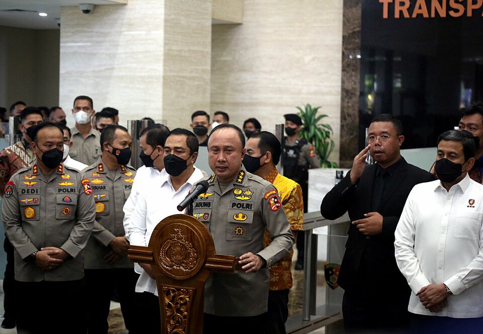 Comr. Gen. Agung Budi Maryoto, center, the head of the general inspectorate of the National Police, speaks at a news conference at the police headquarters in Jakarta on August 19, 2022. (Joanito de Saojoao)