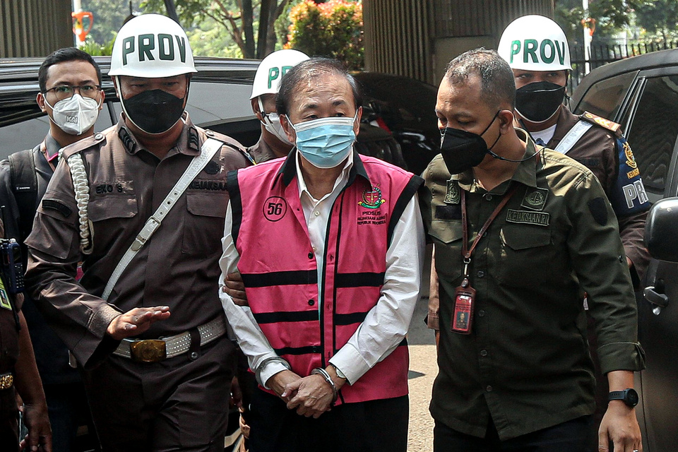 Palm oil tycoon Surya Darmadi, center, is escorted at the Attorney General's Office in South Jakarta on August 15, 2022/ (Joanito De Saojoao)
