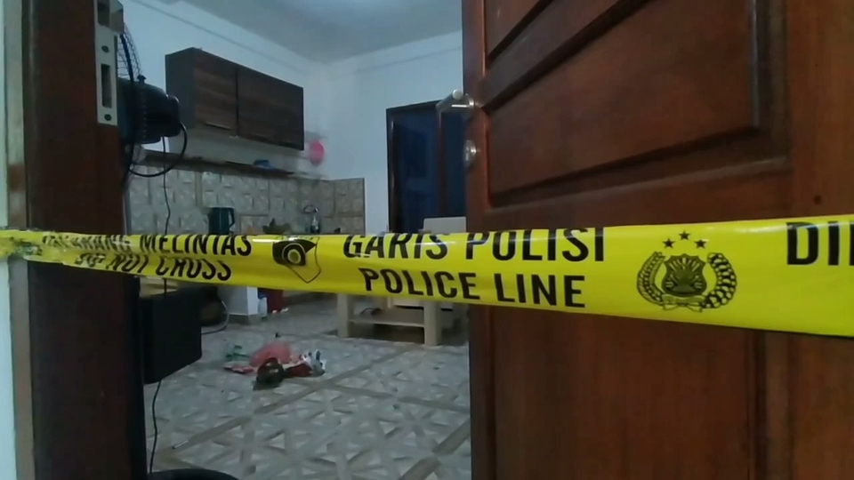 A house room in the Bali district of Badung is sealed with a police line after a raid targeting online gambling operators on August 20, 2022. (Beritasatu Photo)