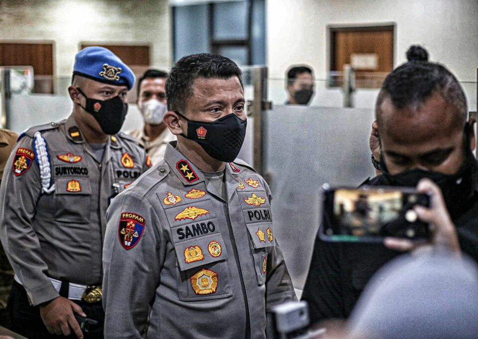 Insp. Gen. Ferdy Sambo, center, speaks to journalists after being interrogated as a murder suspect at the National Police headquarters in South Jakarta on August 4, 2022. (Joanito de Saojoao)
