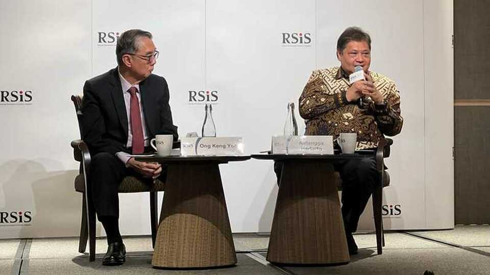Coordinating Minister for the Economy Airlangga Hartarto, right, speaks during a public lecture at  S. Rajaratnam School of International Studies in Singapore on August 29, 2022. (Primus Dorimulu)