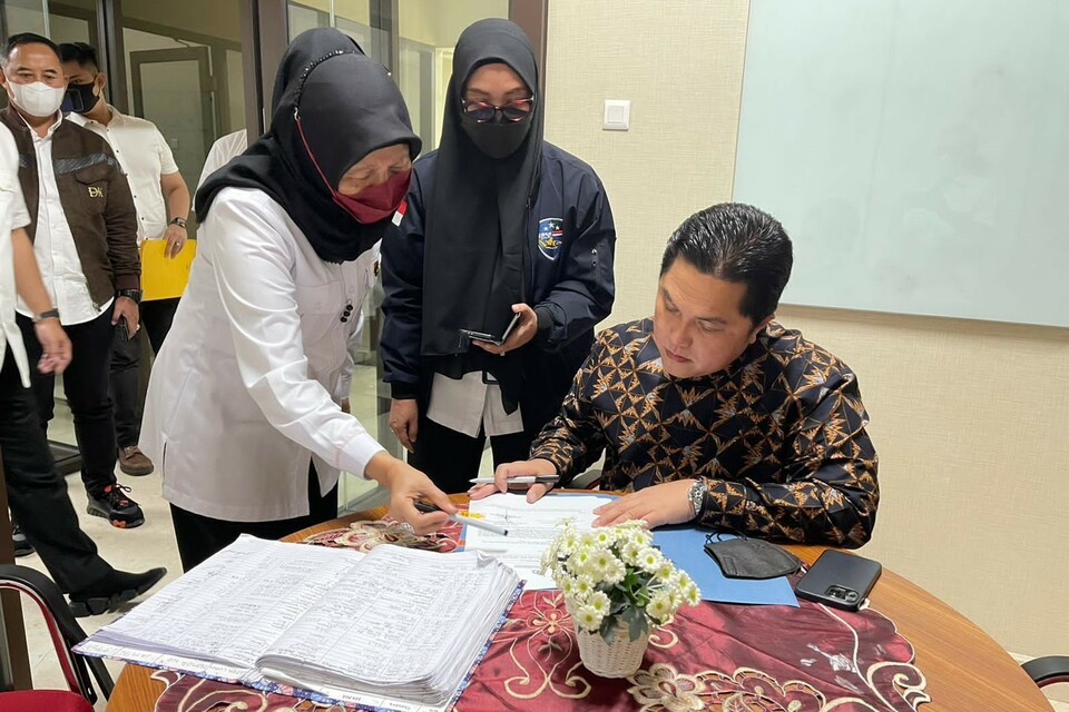 State-Owned Enterprises Minister Erick Thohir, right, visits the National Police headquarters in Jakarta to lodge a defamation lawsuit against activist Faizal Assegaf on August 29, 2022. (Handout)