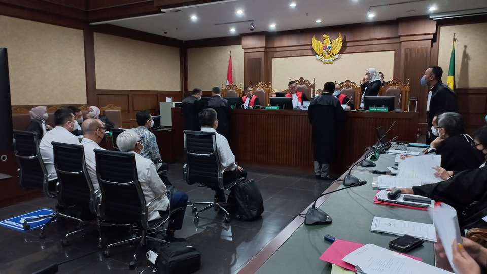Five defendants are tried for alleged fraudulent CPO and cooking oil exports at the Central Jakarta District Court on August 31, 2022. (Muhammad Aulia)